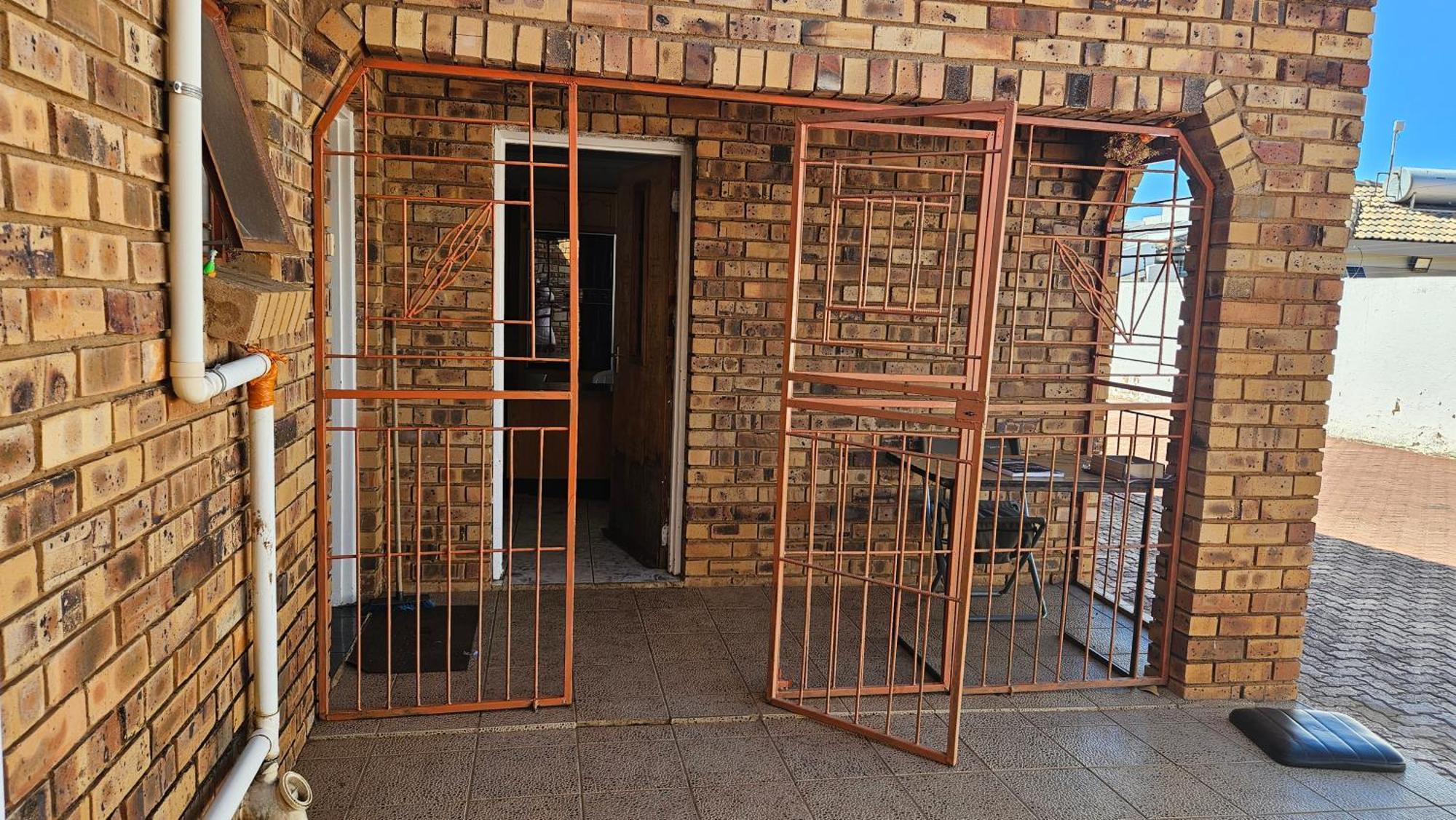 Goodlife Guest House In Mafikeng Exterior photo